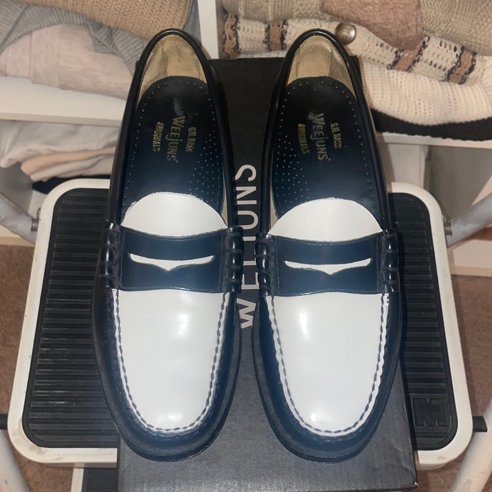 SIZE 8 TWO TONE BLACK & WHITE “LARSON”PENNY LOAFERS
